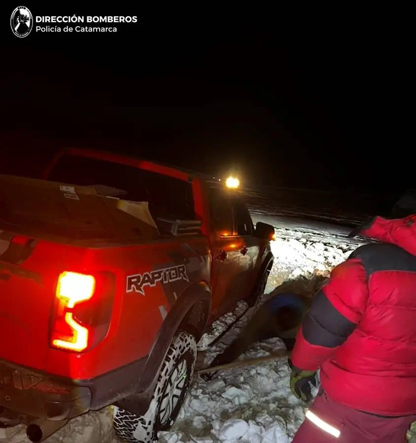 Rescataron a dos conductores que quedaron varados por la nieve