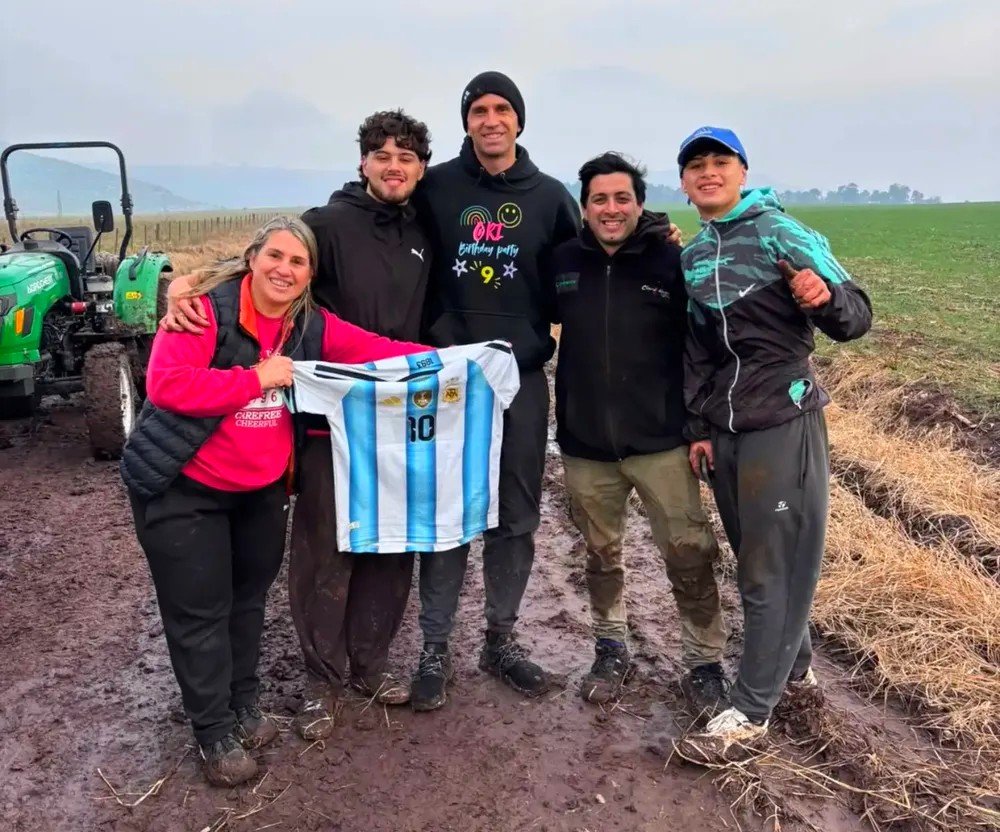 El Dibu quedó estancado con su camioneta y los vecinos lo rescataron con un tractor