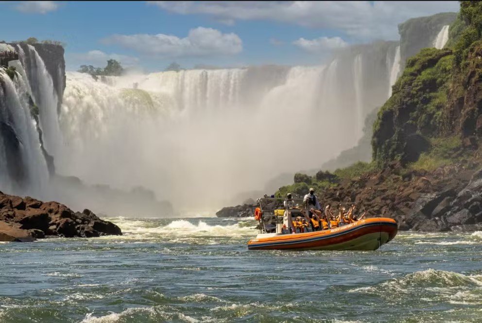 Tragedia en las Cataratas del Iguazú: un barco con turistas volcó en el río y un joven neerlandés murió