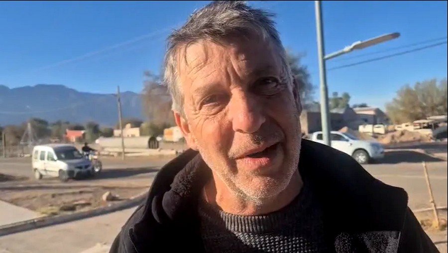 "La camioneta quedó totalmente tapada por la nieve y tuvimos que salir por la ventanilla"
