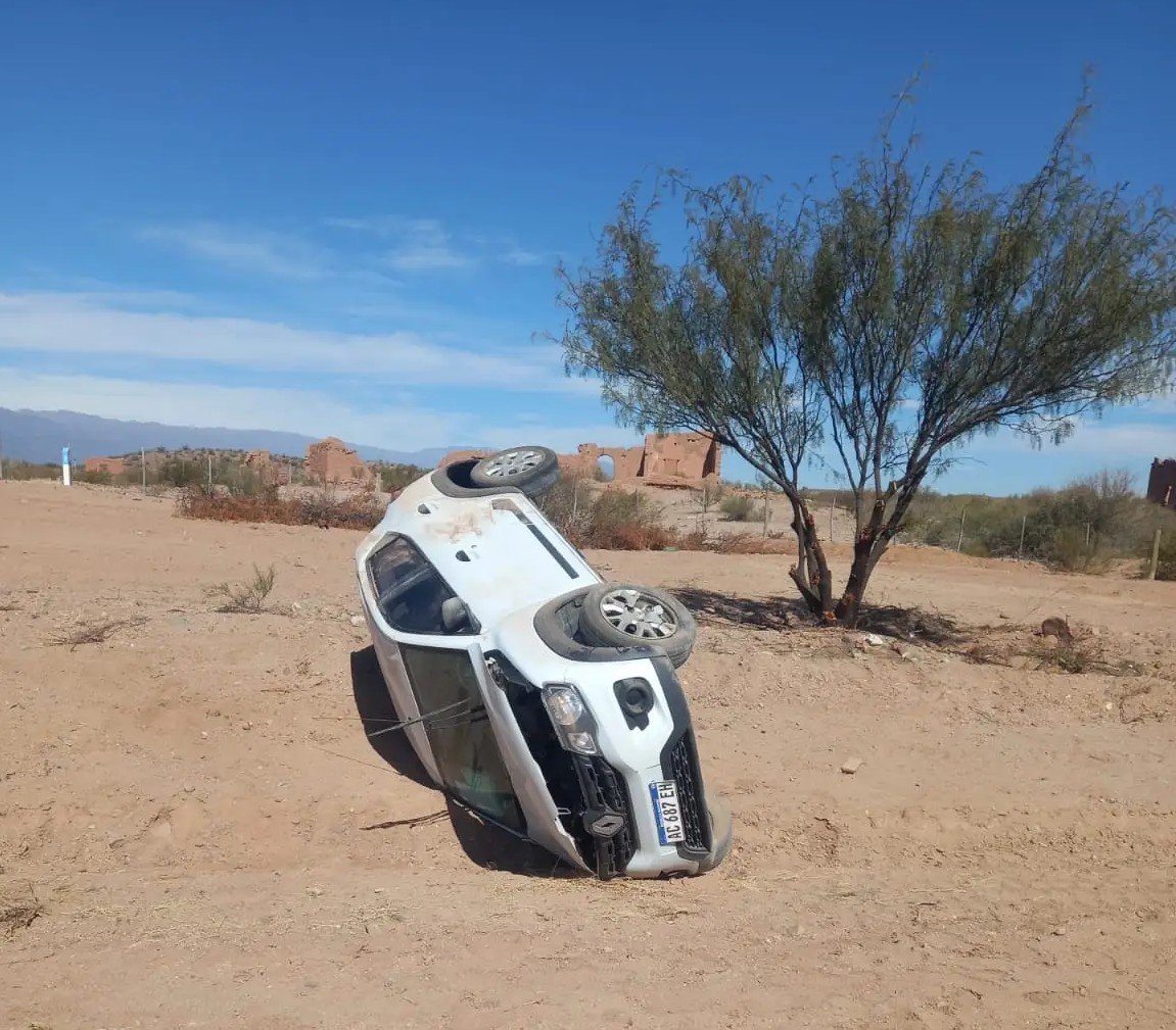 Un auto volcó en la Ruta 60 a la altura de Cerro Negro