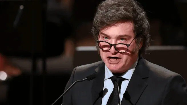 Javier Milei firmó un DNU que permite expulsar a extranjeros que "expresen mensajes de odio" contra la Argentina