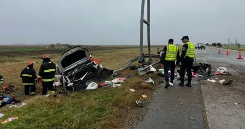 Tragedia en Córdoba: una camioneta chocó contra un guardarraíl, se partió a la mitad y tres personas murieron