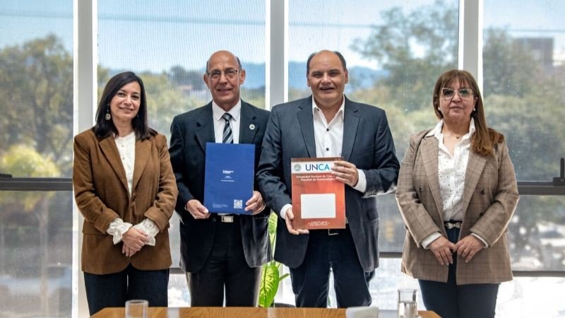 Firman convenio para formar a 50 docentes en “Educación Emocional”