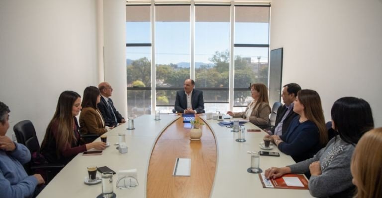 Firman convenio para formar a 50 docentes en “Educación Emocional”