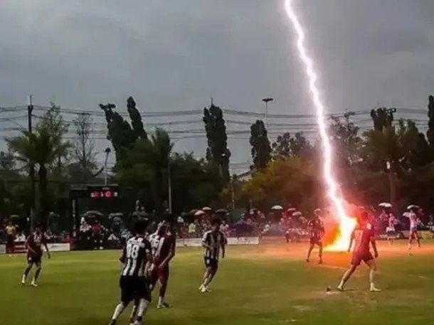 Horror en Tailandia: un jugador de fútbol murió fulminado por un rayo y el momento fue grabado desde las gradas