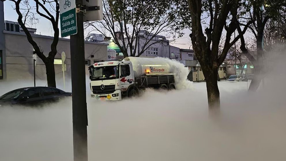 Alerta por un camión que derramó oxígeno líquido en Monte Castro: evacuaron una cuadra entera