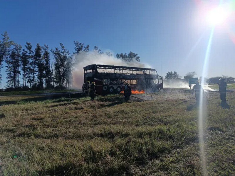Pánico en Córdoba: se incendió un micro con 22 pasajeros a bordo