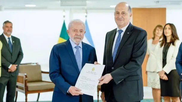 El embajador argentino regresa al país en medio de la crisis diplomática con Brasil