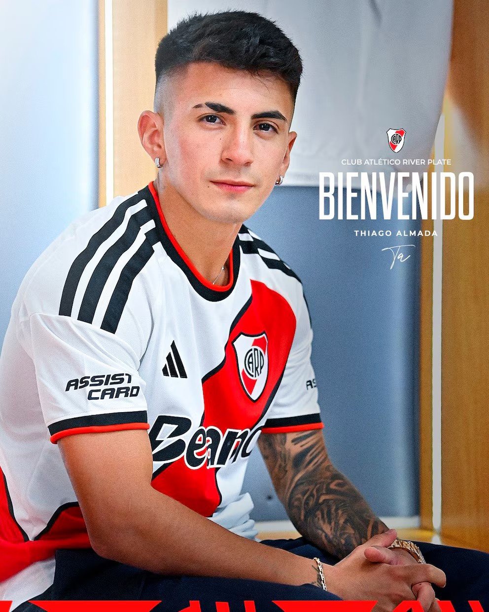 Thiago Almada firmó el contrato con River Plate: sus primeras fotos con la camiseta del club