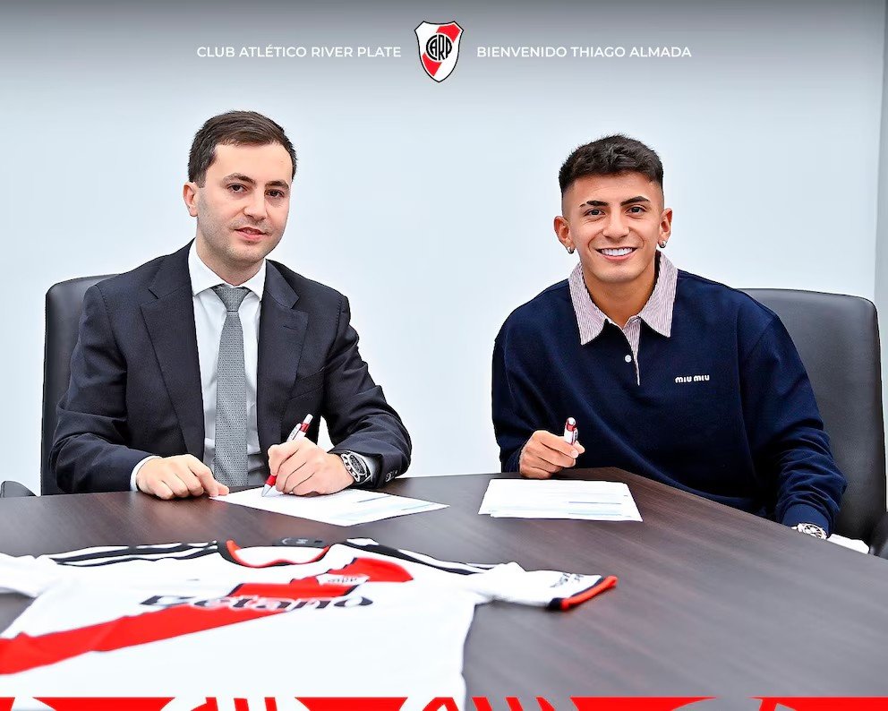 Thiago Almada firmó el contrato con River Plate: sus primeras fotos con la camiseta del club