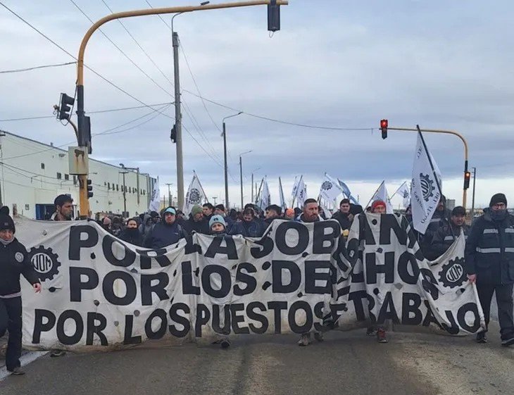 Nueva ola de despidos sacude a las provincias y suma presión a los gobernadores