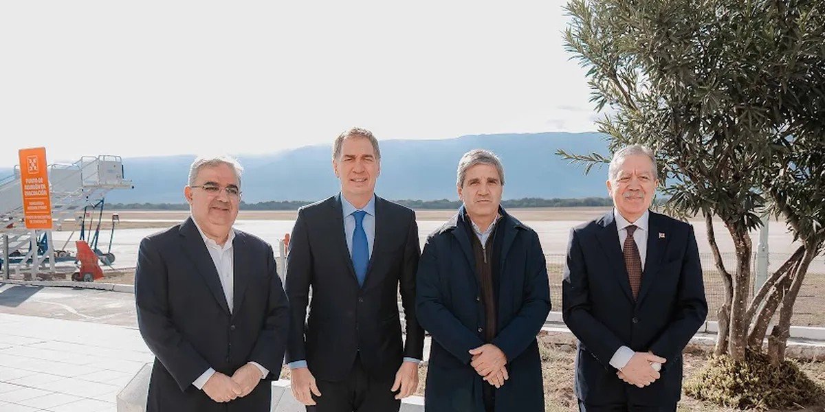 Arribaron a Catamarca el ministro de Economía Luis Caputo y el jefe de Gabinete Diego Santilli