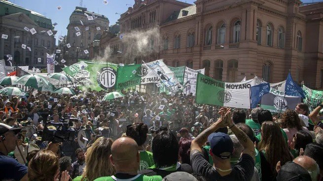 Tocan la puerta de Luis Caputo: sindicatos y organizaciones sociales marchan para denunciar el endeudamiento familiar