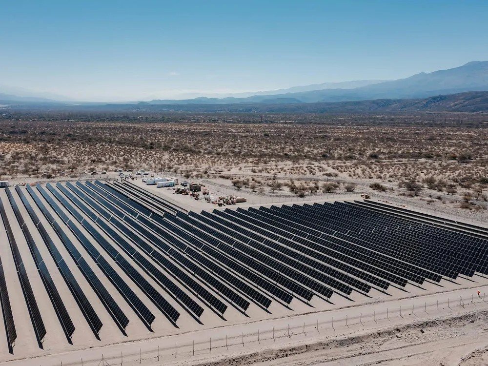 El Parque Solar de Ampajango tiene un avance del 80% y estará listo en pocas semanas