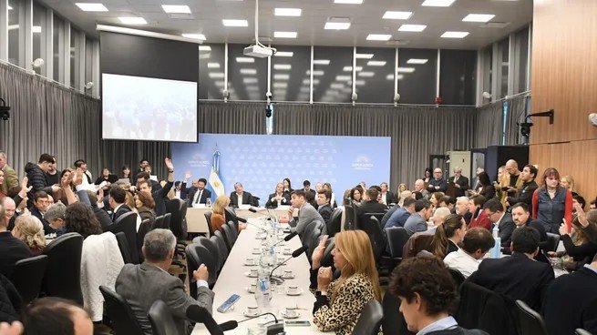 La oposición presiona al Gobierno por la morosidad y convoca a una sesión en Diputados