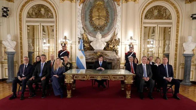 Javier Milei anunció sanciones a empresas que exploten recursos en Malvinas, la construcción de una base naval en Ushuaia y llamó a la "unidad nacional"