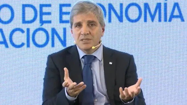 El pedido de Luis Caputo a los más jóvenes: "Traten de convencer a sus padres de que saquen los dólares del colchón"