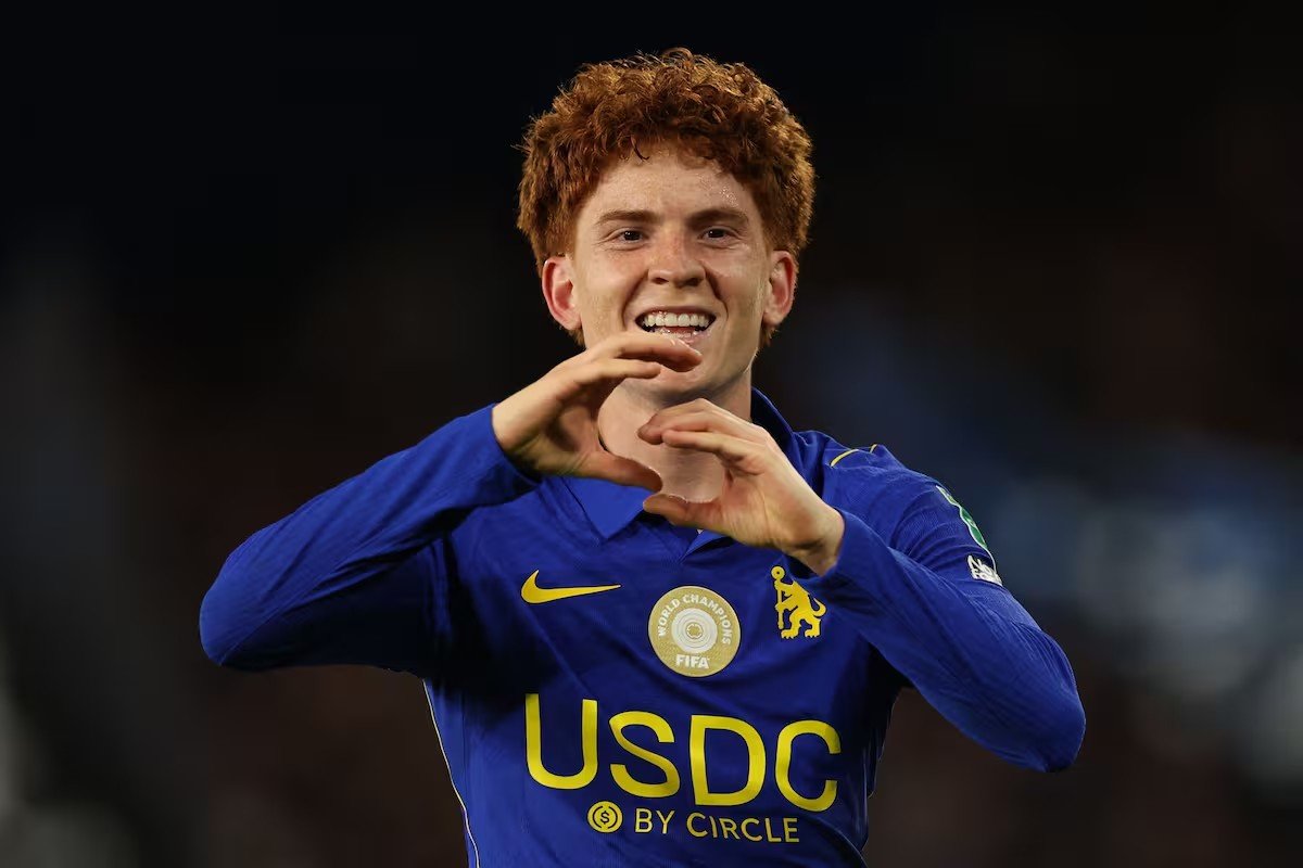 Valentín Barco hizo su primer gol en Chelsea y pasó de los silbidos a abrazarse con los hinchas