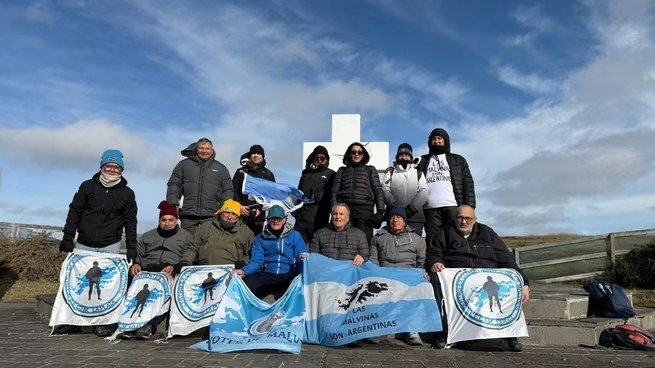 Un contingente de excombatientes argentinos viajó a Malvinas en medio de la escalada con el Reino Unido