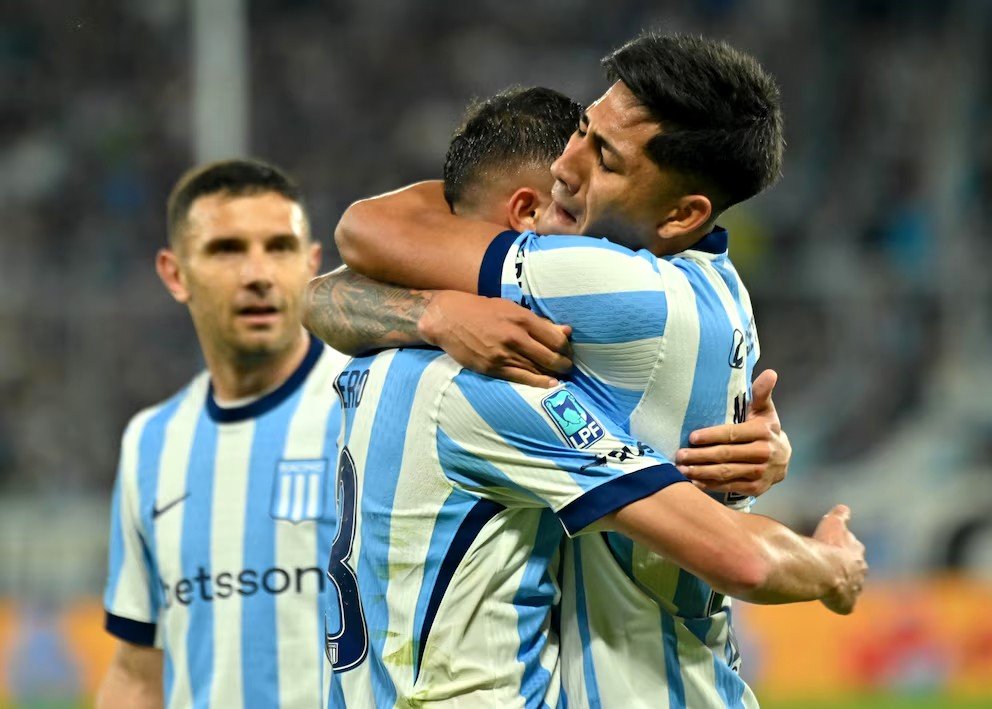 Racing venció 3-1 a Sarmiento de Junín y volvió a ganar después de ocho fechas en el Torneo Clausura