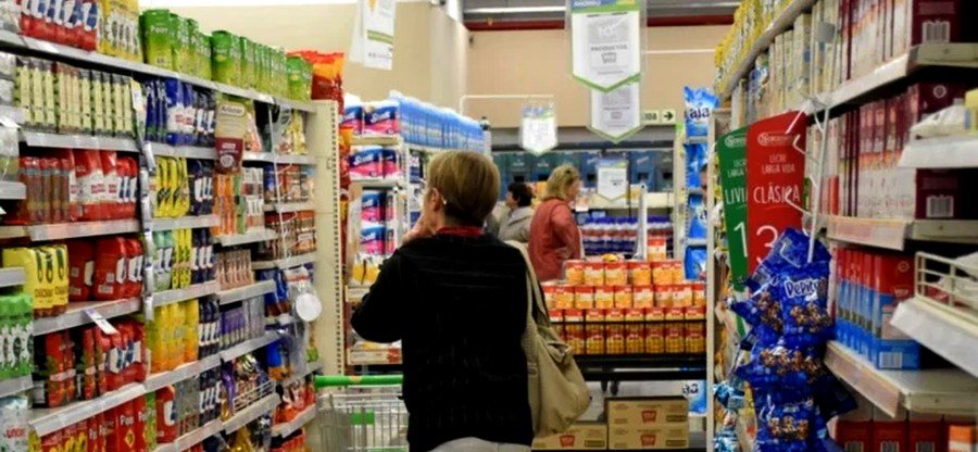 Datos oficiales: el consumo en supermercados anotó nueva baja en julio, aunque hubo repunte en mayoristas y shoppings