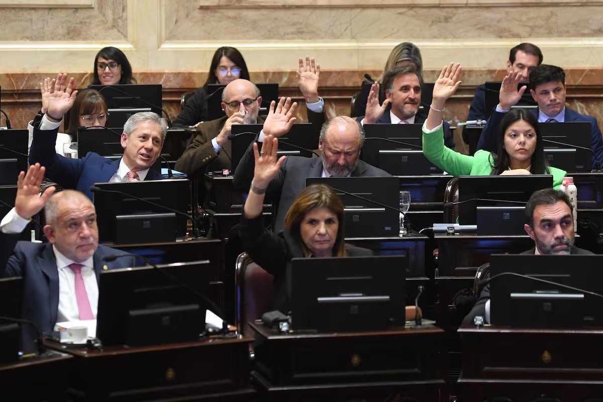 Senado: el oficialismo logró aprobar la reforma del Banco Central, pero no es ley ya que volverá modificada a Diputados