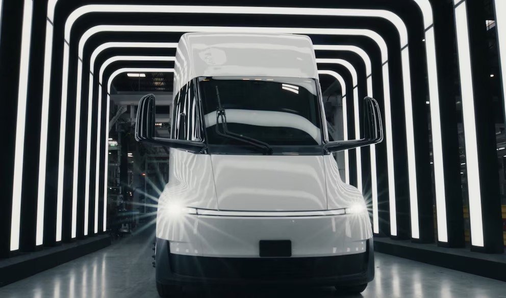 Tesla arrancó la producción masiva de su camión eléctrico Semi: apunta a 50 mil unidades por año