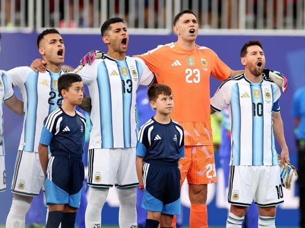 El post Messi: Lionel Scaloni confirmó quiénes serán los nuevos capitanes de la Selección Argentina