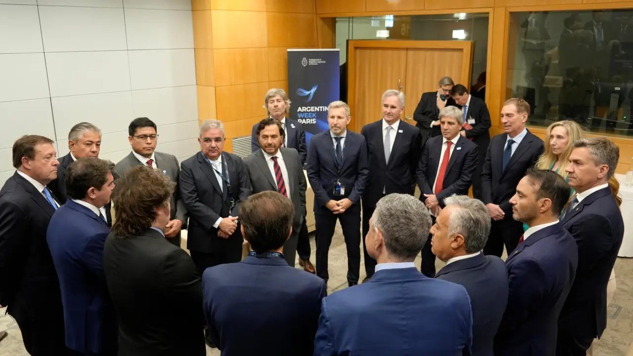 Con foco en la economía, Milei reunió a los 13 gobernadores argentinos que lo acompañaron a París