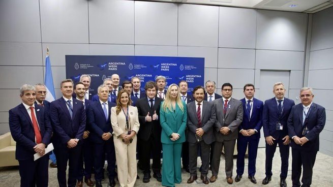 Javier Milei y los gobernadores en París: foto sin sorpresas, el futuro de las PASO y una ofrenda de paz