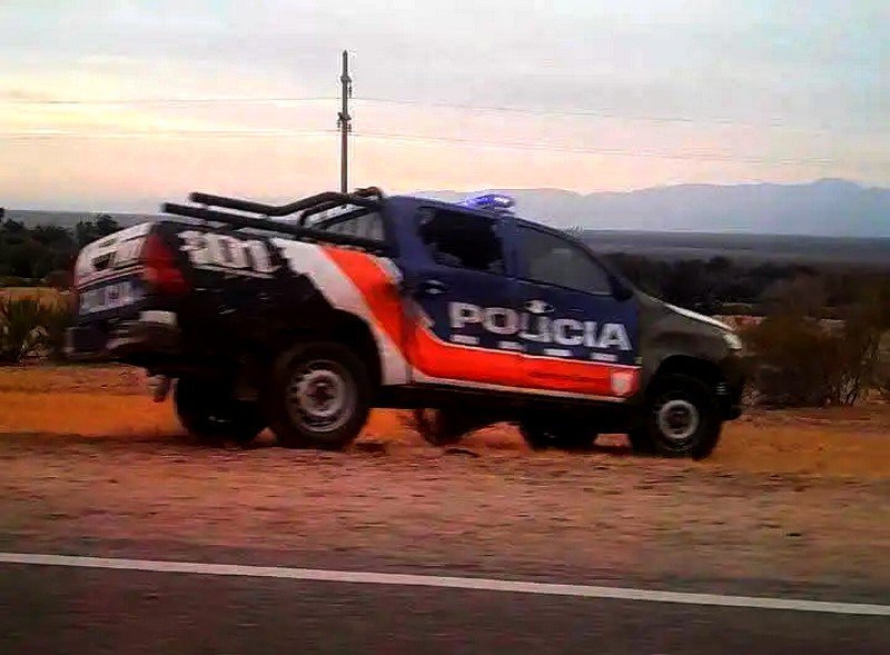 Patrullero de Belén chocó contra dos caballos en La Rioja