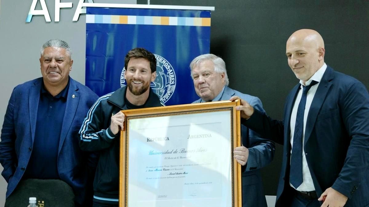 Lionel Messi recibió el Doctorado Honoris Causa de la UBA antes de su despedida de la Selección