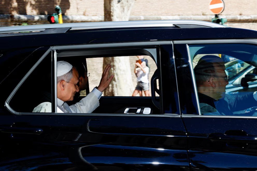 El papa León XIV llegó al hospital para operarse de un nódulo pulmonar antes de su viaje a Latinoamérica