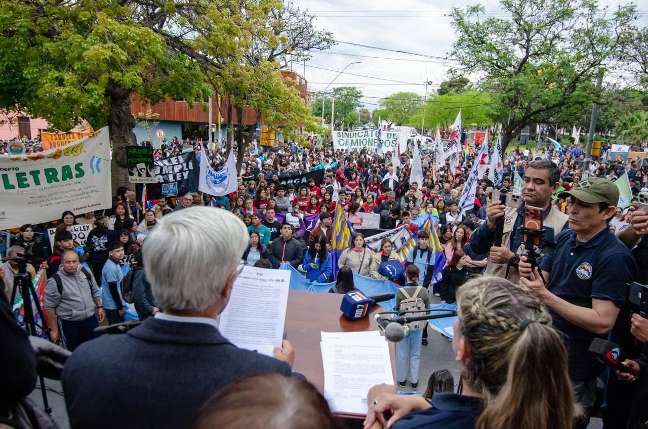 Por quinta vez, decenas de catamarqueños reclamaron por el financiamiento universitario