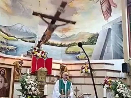 Tragedia en Ecuador: un sacerdote murió aplastado por una cruz mientras daba misa en Guayaquil