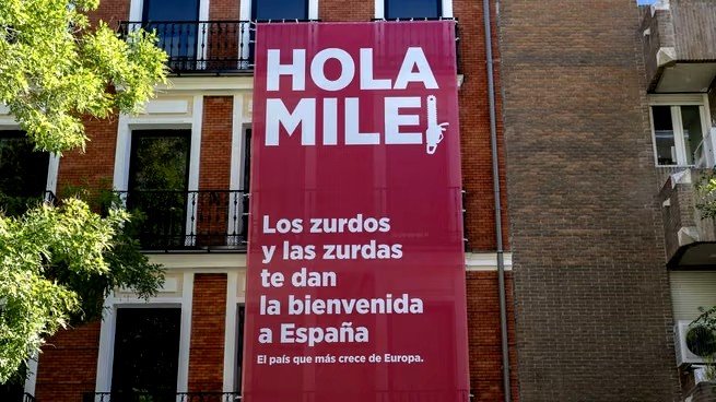 Pedro Sánchez recibió a Javier Milei en España con una bandera y reivindicó: "Soy zurdo y a mucha honra"