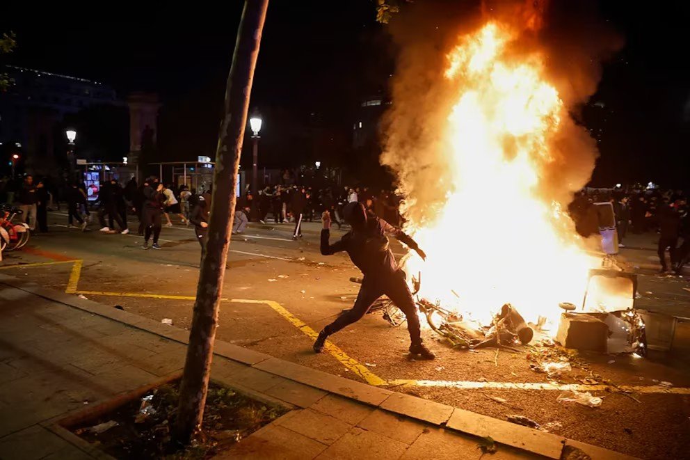 Una protesta juvenil en Barcelona deriva en saqueos, incendios y choques con los Mossos