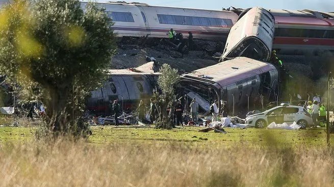 Dos trenes de alta velocidad chocaron en Toledo: Más de 60 muertos