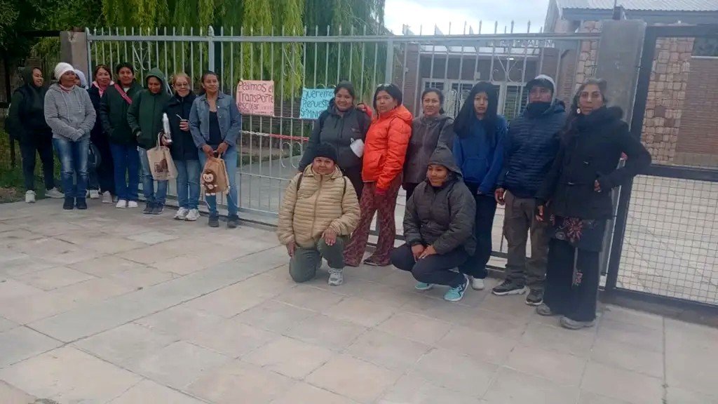 Padres toman la Escuela Secundaria de Hualfín por falta de transporte escolar